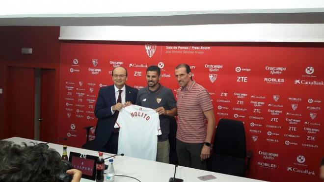 Nolito, junto al presidente y al director deportivo, con su nueva camiseta.