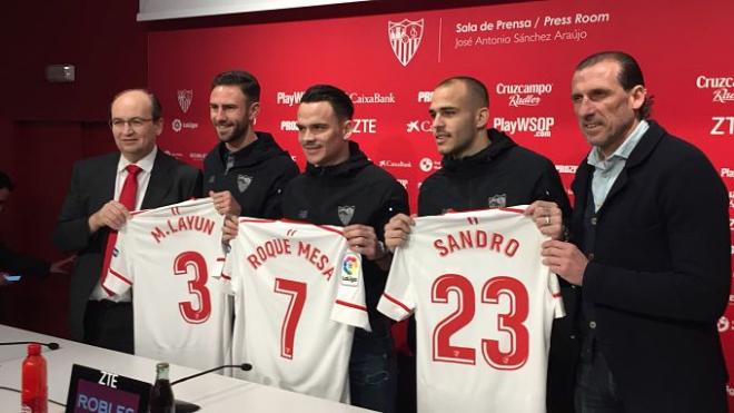 Sandro, Roque Mesa y Layún posan con sus nuevas camisetas.