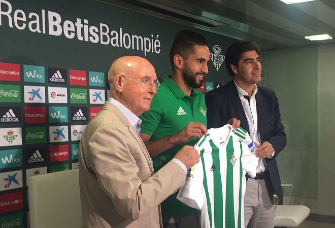 Boudebouz, junto a Serra y Haro, en su presentación con el Betis.