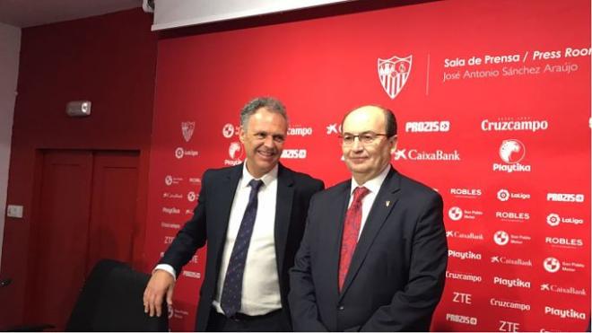 Caparrós, junto a Castro, en sala de prensa.