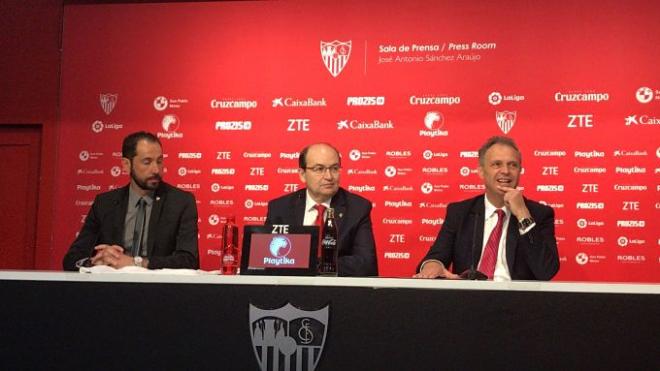 El nuevo técnico del Sevilla, junto a Castro y Caparrós.