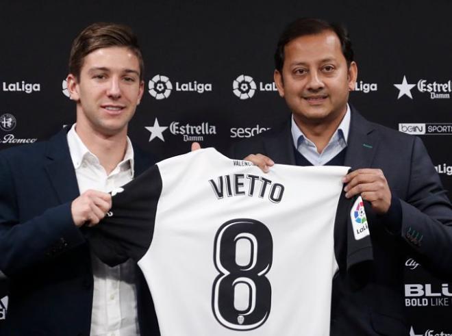 Vietto posa con la camiseta del Valencia en su presentación.