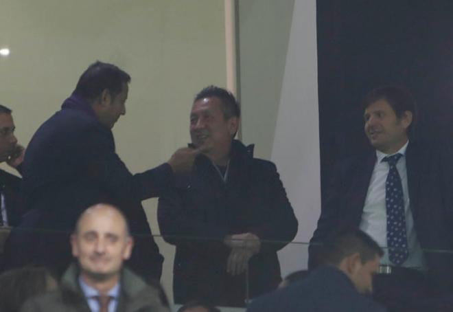 Peter Lim, Murthy y Alemany, durante un partido en Mestalla.