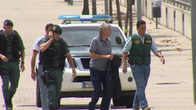 Villar, a su llegada a Las Rozas junto a la Guardia Civil.