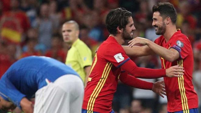 Isco y Villa se saludan en el regreso del 'guaje' con la Selección.