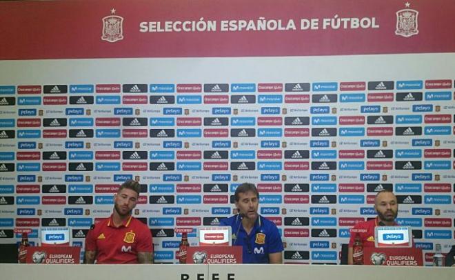 Lopetegui, Sergio Ramos e Iniesta, durante la rueda de prensa.