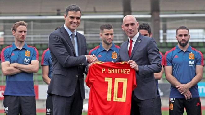 Pedro Sánchez y Luis Rubiales posan con la camiseta de la selección antes del Mundial de Rusia 2018.