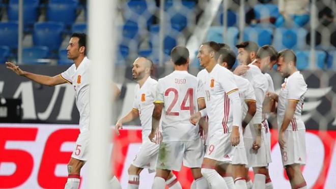 Los jugadores españoles celebran el gol conseguido por Jordi Alba.
