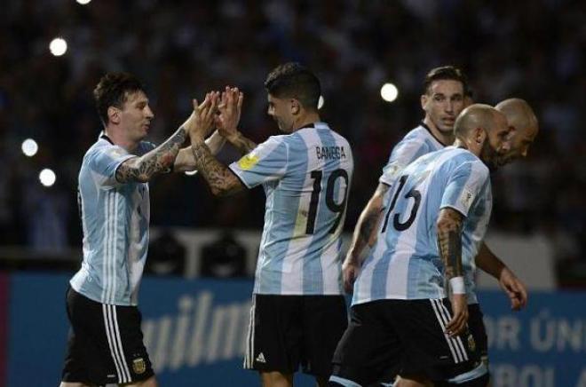 Banega celebra un gol junto a Messi.