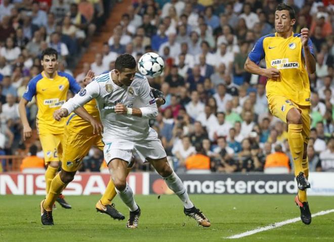 Cristiano cabecea sobre la portería del Apoel.