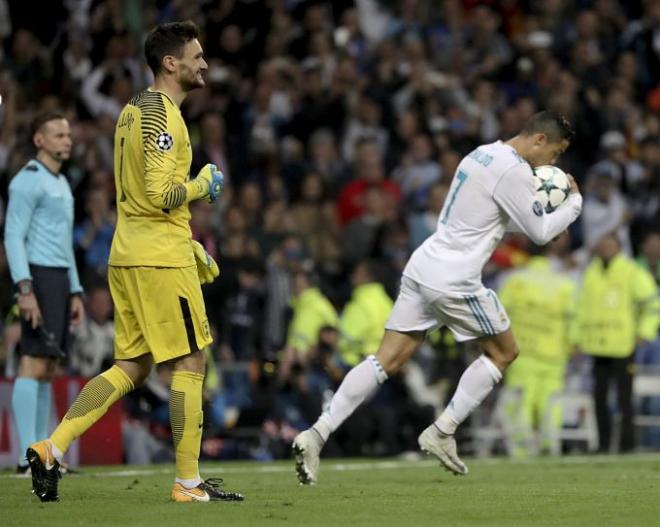 Ronaldo recoge el balón tras el 1-1.