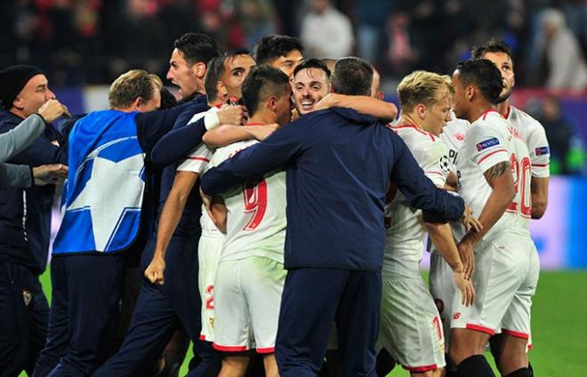 Los futbolistas del Sevilla FC celebran el valioso empate.