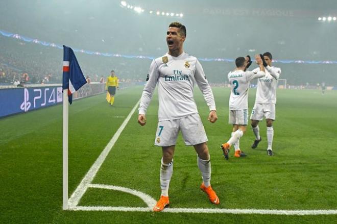 Cristiano celebra su gol en París.