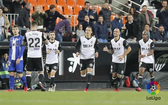 Los jugadores del Valencia celebran el gol de Rodrigo al Alavés en La Copa.