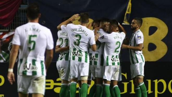 Los jugadores del Betis celebran uno de los goles de Sergio León.