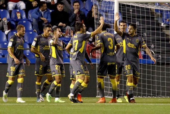 Los jugadores de Las Palmas celebran un gol en Riazor.