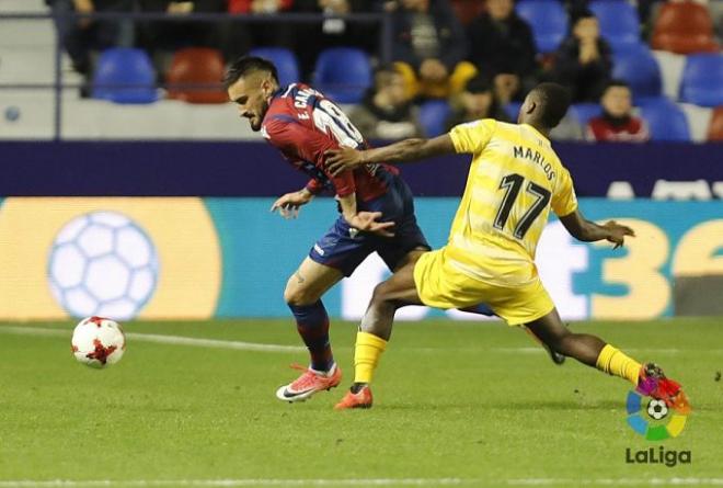 Marlos Moreno pelea un balón.