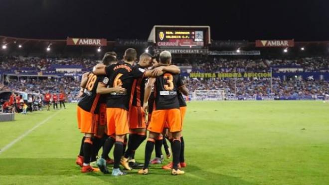 Los jugadores del Valencia festejan el gol de Rodrigo.