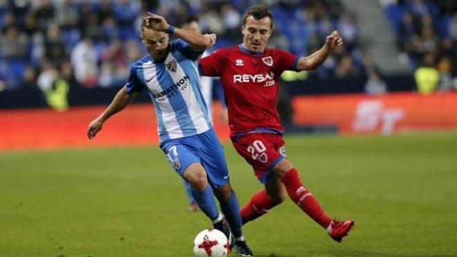 Ontiveros pugna por la pelota con Pablo Valcarce.