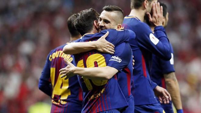 Messi y Alba, abrazados tras ganar la final de Copa al Sevilla (0-5).