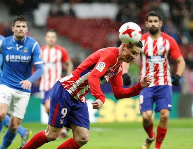 Torres cabecea ante la mirada de Diego Costa en el Atlético-Lleida de La Copa.