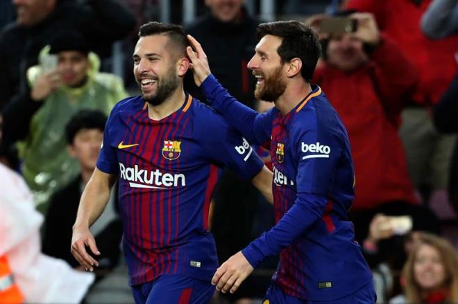 Leo Messi y Jordi Alba celebran uno de los goles.