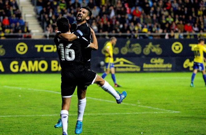 Navas y Nolito celebran un tanto ante el Cádiz en La Copa.