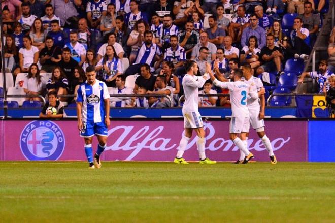 Los jugadores del Real Madrid celebran un gol en Riazor.