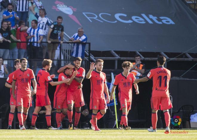 Los jugadores donostiarras celebran uno de los goles.