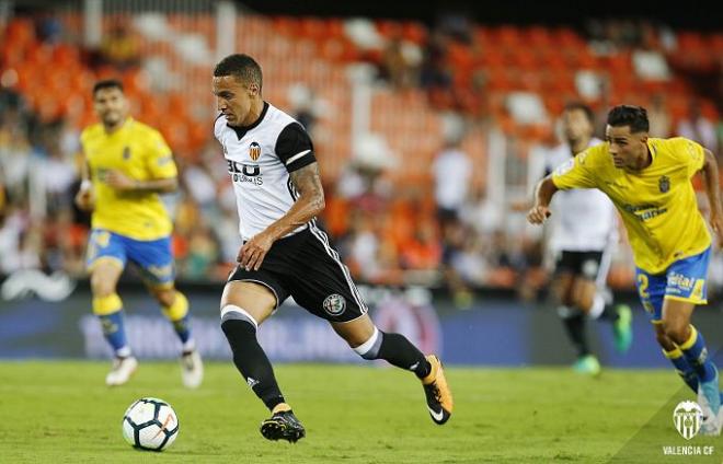 Rodrigo conduce el balón ante la presión de David Simón.