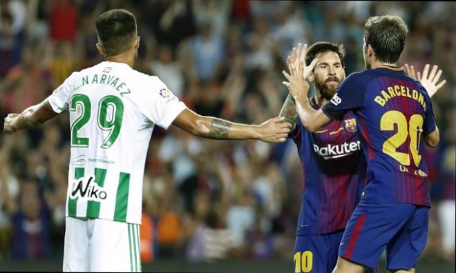 Messi y Sergi Roberto celebran uno de los goles del Barça al Betis.