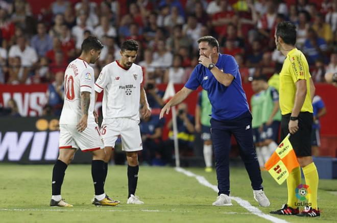 Berizzo dialoga con Banega y Navas.