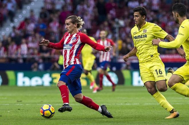 Griezmann controla el balón ante la mirada de Rodrigo.