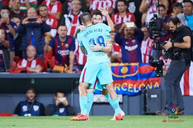 Messi y Alba se felicitan tras el primer gol al Athletic.