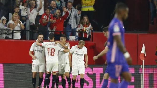 Los jugadores del Sevilla celebran el gol de Sarabia.