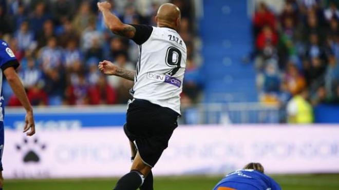 Zaza dispara sobre la portería del Alavés.