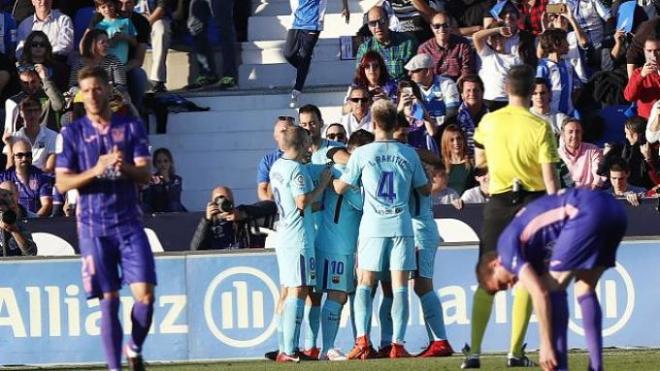 Los jugadores del Barça celebran uno de los goles.