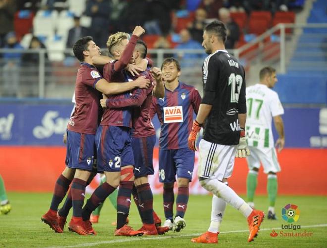 Los jugadores del Éibar celebran uno de los goles al Betis.