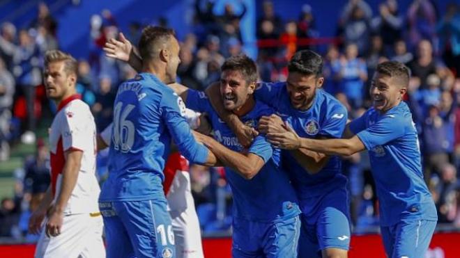 Los jugadores del Getafe celebran el gol de Bergara.