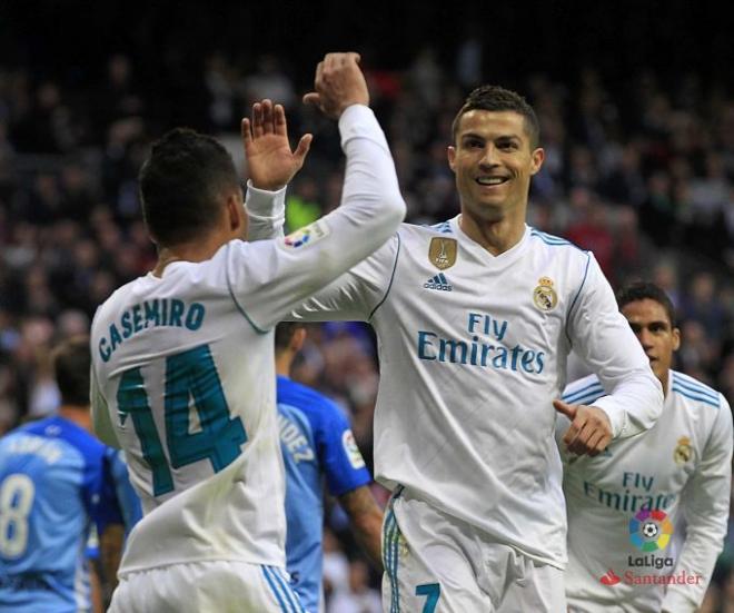 Cristiano y Casemiro se saludan tras un gol al Málaga.