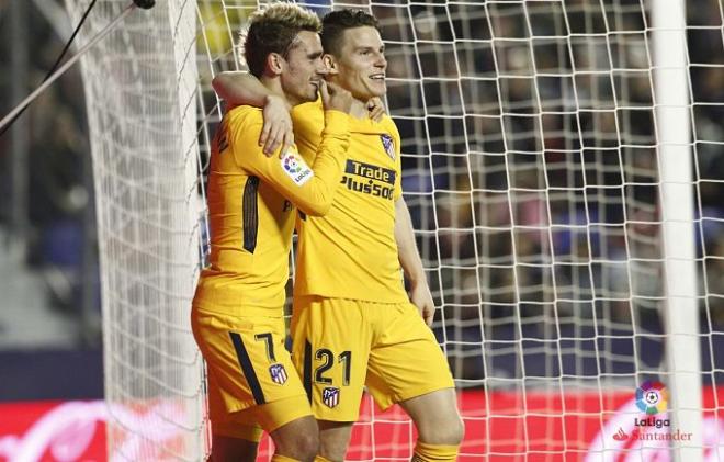 Griezmann y Gameiro, abrazados tras un gol al Levante.