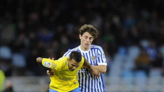 Viera y Odriozola pugnan por la posesión del balón.