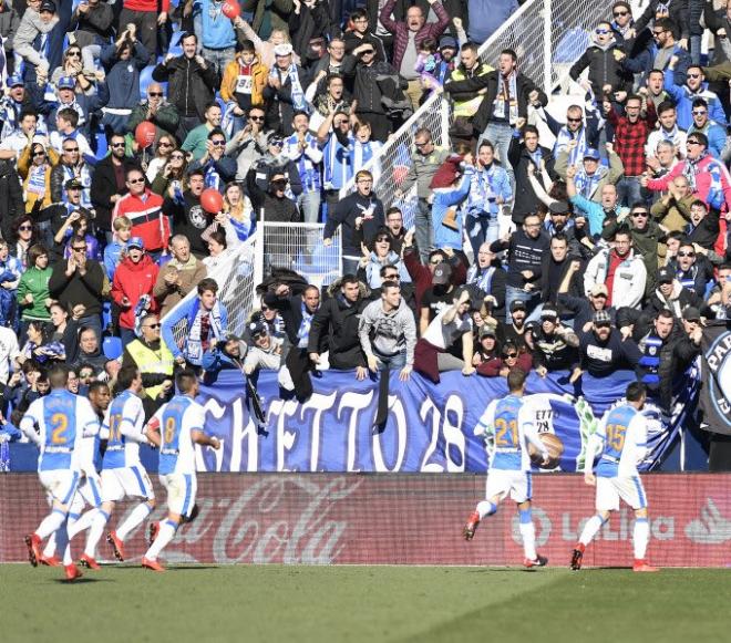 Los jugadores y la afición del Leganés celebran un gol al Villarreal.