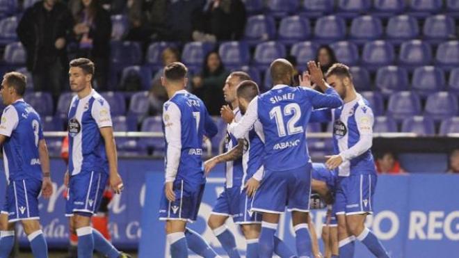 Los jugadores del Dépor celebran el gol de Adrián.