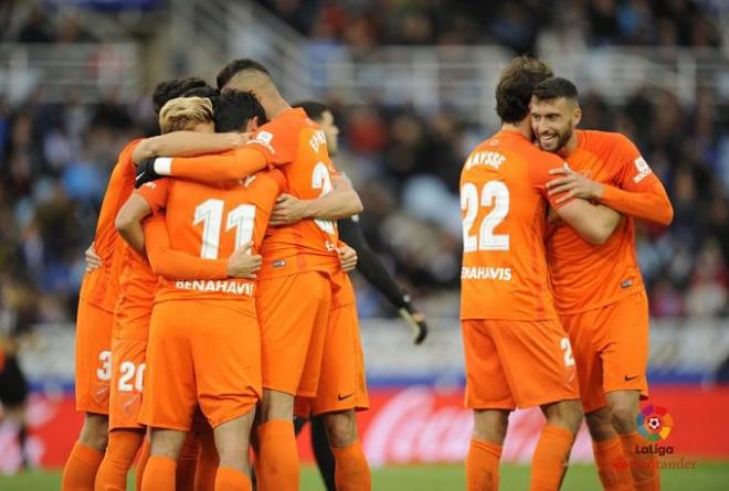 Los jugadores del Málaga celebran su victoria en Anoeta.