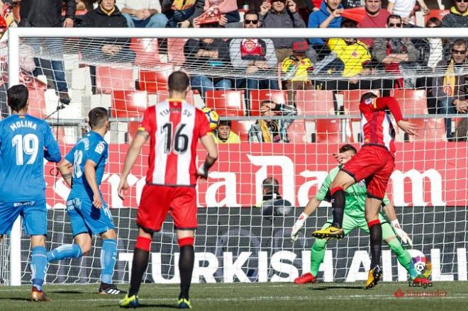 Stuani remata de cabeza en el Girona-Getafe (1-0).