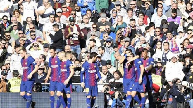 Los jugadores del Barça celebran uno de los goles.