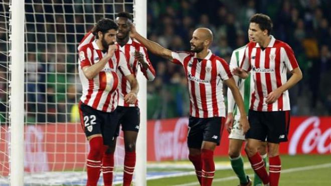 Raúl García celebra su gol de penalti.