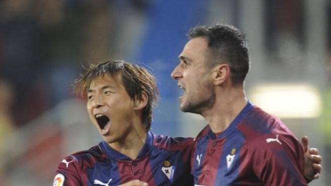 Inui y Kike García celebran el 3-1.