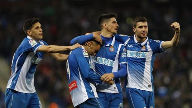 Los futbolistas blanquiazules celebraron con rabia el gol.